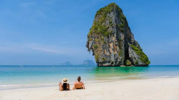 Ett Par Män Och Kvinnor Stranden Railay Krabi Thailand Panoramautsikt — Stockfoto