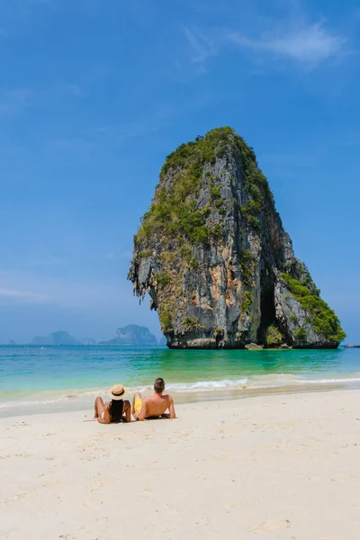 Ett Par Män Och Kvinnor Stranden Railay Krabi Thailand Panoramautsikt — Stockfoto