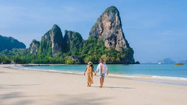 鉄道ビーチクラビタイ 鉄道の熱帯ビーチクラビ ビーチで男女のカップル タイの牧歌的な鉄道ビーチの景色 — ストック写真