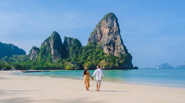 Railay Beach Krabi Thailand Tropical Beach Railay Krabi Couple Men — Stock Photo, Image