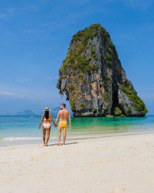 Railay Beach Krabi Tayland 'da tatilde olan birkaç erkek ve kadın.. 