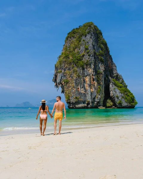 一对夫妇的男人和女人在热带铁路岛泰国克拉比海滩度假 — 图库照片