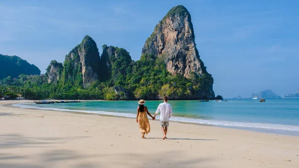 Couple Men Women Vacation Tropical Island Railay Beach Krabi Thailand — Stock Photo, Image