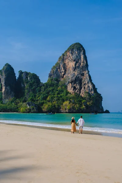 Para Mężczyzn Kobiet Wakacjach Tropikalnej Wyspie Railay Beach Krabi Tajlandia — Zdjęcie stockowe