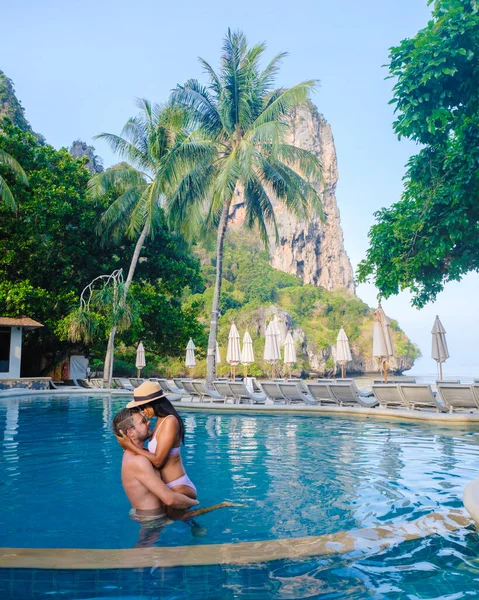 Coppia Uomini Donne Piscina Resort Lusso Thailandia Durante Una Vacanza — Foto Stock