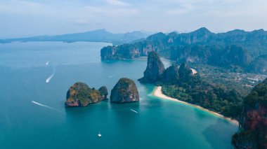 Railay Beach Krabi Tayland 'ın kireçtaşı kayalıklarında insansız hava aracı görüntüsü. 