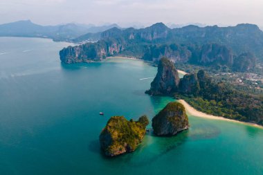 Railay Beach Krabi Tayland 'ın kireçtaşı kayalıklarında insansız hava aracı görüntüsü. 