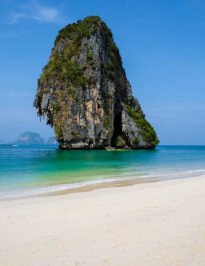 Railay Sahili Krabi Tayland 'ın kireçtaşı kayalıklarına bakın.. 