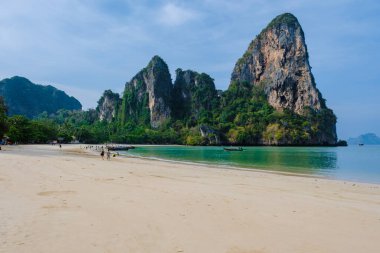 Railay Sahili Krabi Tayland 'ın kireçtaşı kayalıklarına bakın.. 