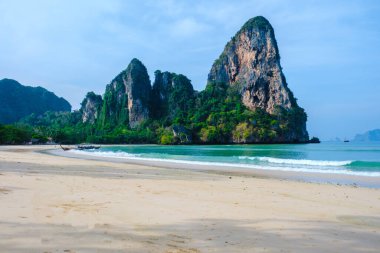 Railay Sahili Krabi Tayland 'ın kireçtaşı kayalıklarına bakın.. 