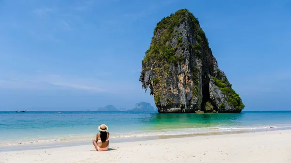 Asian Woman Beach Railay Krabi Thailand Thai Women Relaxing Beach — Stock Photo, Image