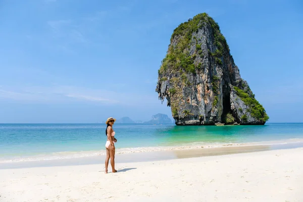 Mulher Asiática Praia Railay Krabi Tailândia Mulheres Tailandesas Relaxando Praia — Fotografia de Stock
