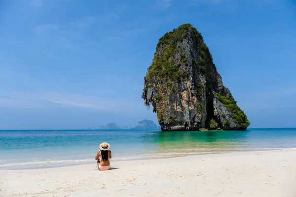 Asian Woman Beach Railay Krabi Thailand Thai Women Relaxing Beach — Stock Photo, Image