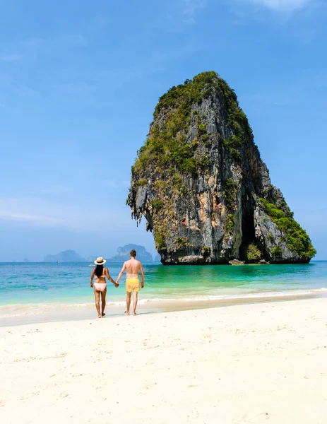 Пара Мужчин Женщин Отдыхают Пляже Время Отдыха Таиланде Railay Beach — стоковое фото