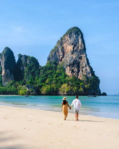 Ein Paar Männer Und Frauen Entspannen Sich Strand Während Eines — Stockfoto