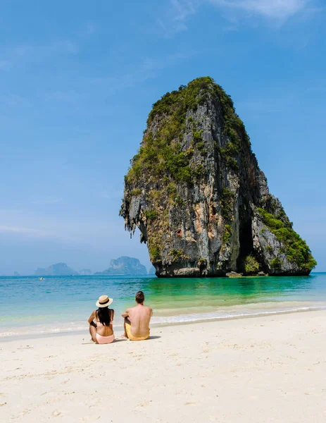 Para Mężczyzn Kobiet Relaksujących Się Plaży Podczas Wakacji Tajlandii Railay — Zdjęcie stockowe