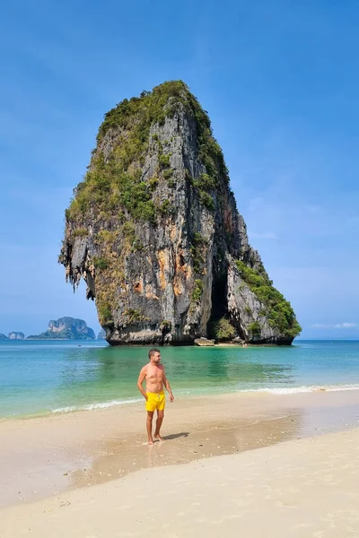 Men Relaxing Beach Vacation Thailand Railay Beach Krabi Beautiful Limestone — Stock Photo, Image