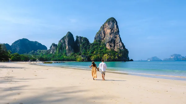 在一个阳光明媚的日子里 一对夫妇在泰国铁路克拉比海滩度假时在海滩上放松一下 — 图库照片