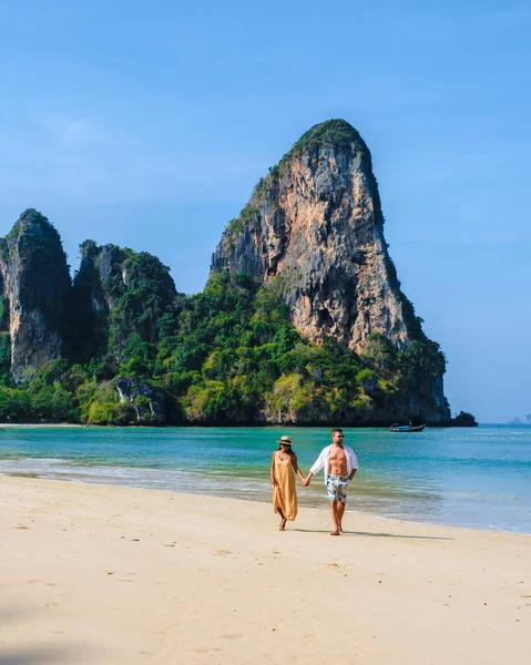 Para Mężczyzn Kobiet Relaksujących Się Plaży Podczas Wakacji Tajlandii Railay — Zdjęcie stockowe