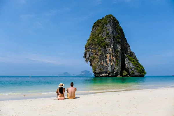 Homens Mulheres Relaxando Praia Durante Umas Férias Tailândia Railay Beach — Fotografia de Stock