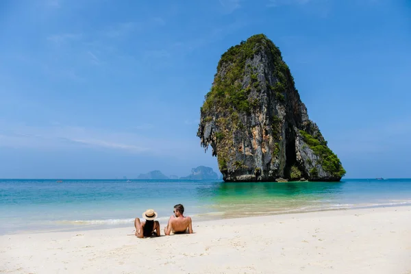 ชายและผ งสองสามคน อนคลายบนชายหาด ระหว างว นหย ดในประเทศไทย หาดไร เลย กระบ — ภาพถ่ายสต็อก
