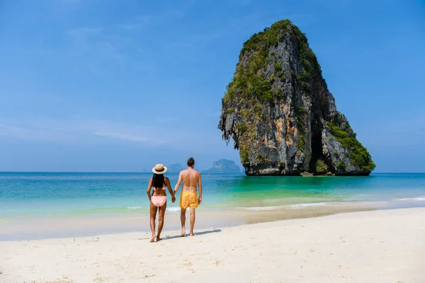 在泰国铁路克拉比海滩度假期间 一对夫妇在海滩上休息 — 图库照片