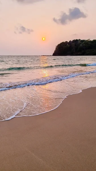 Ηλιοβασίλεμα Στην Παραλία Στο Νησί Koh Lanta Ταϊλάνδη Κατά Διάρκεια — Φωτογραφία Αρχείου