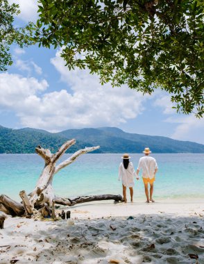 Ko Ra Wi Adası Güney Tayland, Tarutao Ulusal Parkı, Koh Rawi, Tambon Ko Tarutao, Tayland 'da tatil yapan birkaç erkek ve kadın.