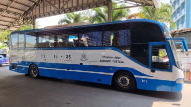 Pattaya Tayland Nisan 2023, Pattaya otobüs terminalindeki mavi beyaz otobüs Bangkok ve Pattaya arasında hareket eden yolcuları alıyor.. 