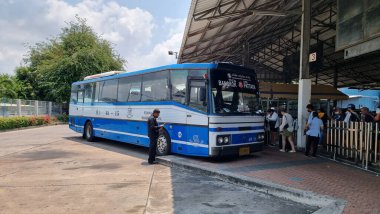 Pattaya Tayland Nisan 2023, Pattaya otobüs terminalindeki mavi beyaz otobüs Bangkok ve Pattaya arasında hareket eden yolcuları alıyor.. 