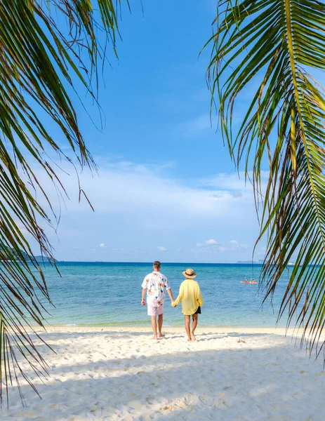 Een Paar Mannen Vrouwen Wandelen Het Strand Van Het Tropische — Stockfoto