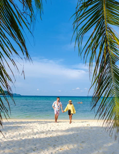 一对男女在泰国南部的热带岛屿Koh Lipe海滩上散步 阳光明媚的热带白色海滩 上有五彩斑斓的草屋色的大海 — 图库照片
