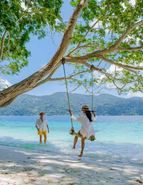 Par Leker Vid Ett Rep Swing Stranden Island Södra Thailand — Stockfoto