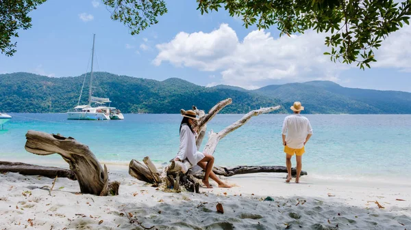 タルタオ国立公園 コラウィ タンボンコタルタオ タイでの休暇中の男性と女性のカップルでタークソー色の海を持つ熱帯の白い砂浜 — ストック写真
