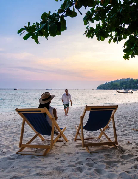 Coppia Rilassante Una Sedia Sdraio Sulla Spiaggia Koh Lipe Thailandia — Foto Stock