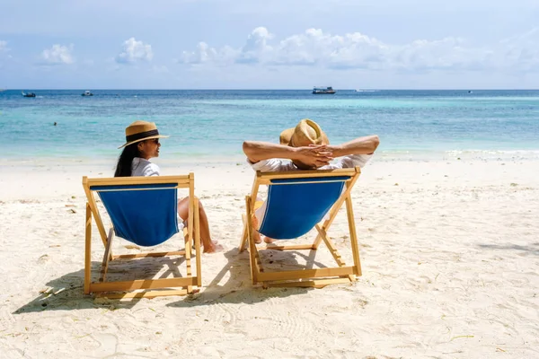 Gün Batımında Koh Lipe Tayland Sahilinde Plaj Sandalyesinde Dinlenen Çift — Stok fotoğraf