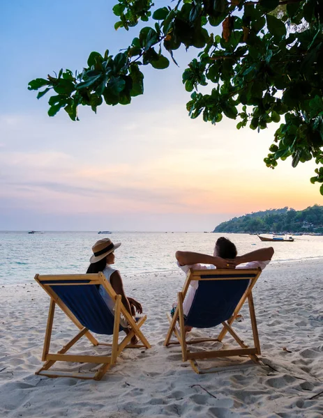 Paar Entspannt Sich Einem Strandkorb Strand Von Koh Lipe Thailand — Stockfoto