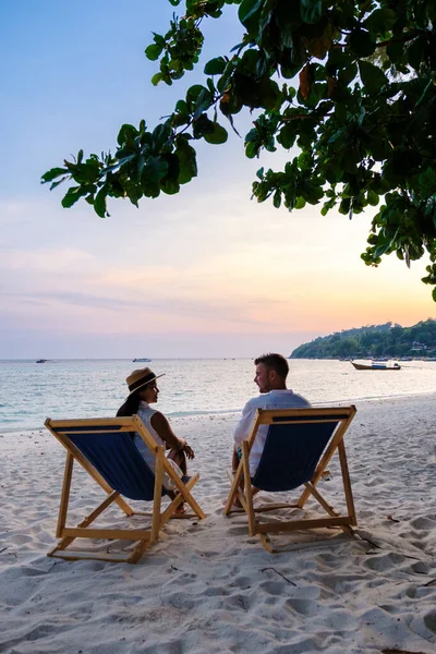 日落时分 这对夫妇在泰国Koh Lipe海滩上的一张海滩椅子上放松一下 男人和女人都在泰国度假 — 图库照片