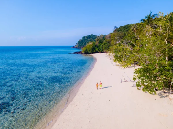 南タイのKoh Kradan島は世界の新しいNr 1ビーチに投票しました Koh Kradanの熱帯のビーチを歩いている男女のカップルは — ストック写真