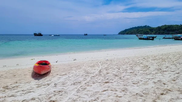 白砂のビーチでのロングテールボートは タイのコリプサトゥン島のターコイズ色の海を持っています 南タイの熱帯ビーチ — ストック写真