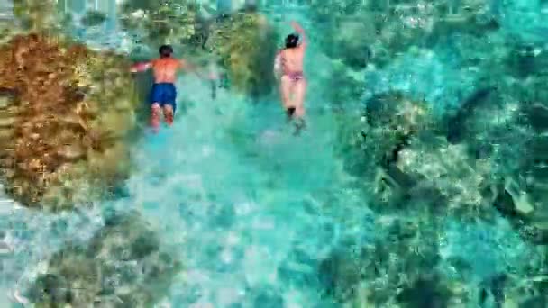Golfo Orosei Sardina Män Och Kvinnor Havet Med Kristallklart Blått — Stockvideo