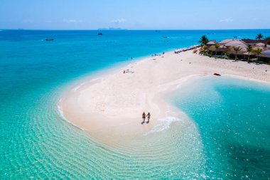 Erkekler ve kadınlar tatil sırasında Koh Lipe Güney Tayland 'da bir kumsalda yürüyorlar..