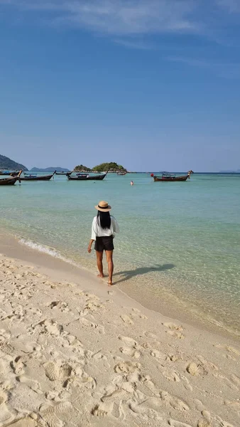 休暇中に南タイのコリペ海の砂州を歩く女性 トルコ色の海にある砂州のカップルが — ストック写真