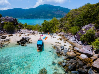 Kla Adası Koh Lipe Tayland, Ko Lipe kıyısında mercan kayalıkları ve şnorkelle yüzen küçük bir adadır.