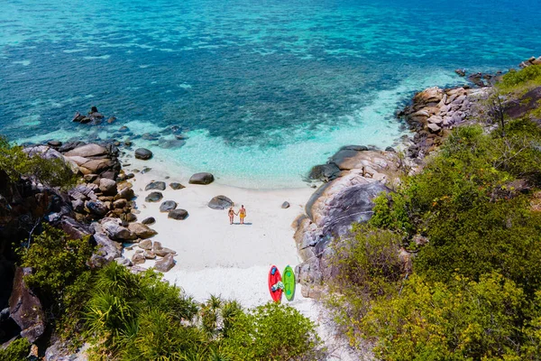 Kla島を訪れる男女のカップルKla島Koh Lipe Thailandは Lipeの海岸にある小さな島で サンゴ礁の素晴らしいシュノーケリングの場所です カヤックで行くことができます — ストック写真