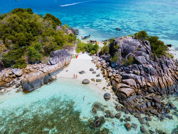 Kla Island Koh Lipe Thailandコリペの海岸にある小さな島で サンゴ礁が素晴らしいシュノーケリングの場所です — ストック写真