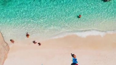 Cala Mariolu Plajı Sardinya İtalya, plaj şemsiyeleriyle dolu güzel bir plaj ve güneşlenen ve turkuaz suda yüzen insanlar. Yaz boyunca Cala Gonone Baunei, Sardinya, İtalya Golfo Di Orosei