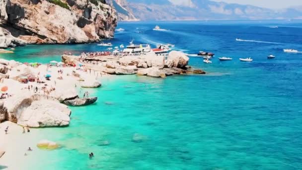Кала Маріолу Біч Сардинія Італія Прекрасний Пляж Повний Парасольок Люди — стокове відео