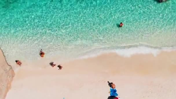 Кала Маріолу Біч Сардинія Італія Прекрасний Пляж Повний Парасольок Людей — стокове відео