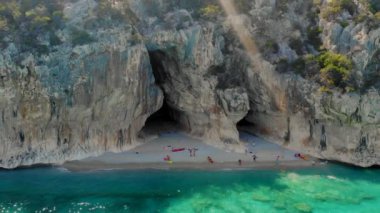 Cala Luna Plajı Sardinia, Cala Luna Sardinia sahilinde yaz günü İtalya 'da Golfo Di Orosei Cala Gonone, Sardunya, İtalya' da, plajda birkaç erkek ve kadın